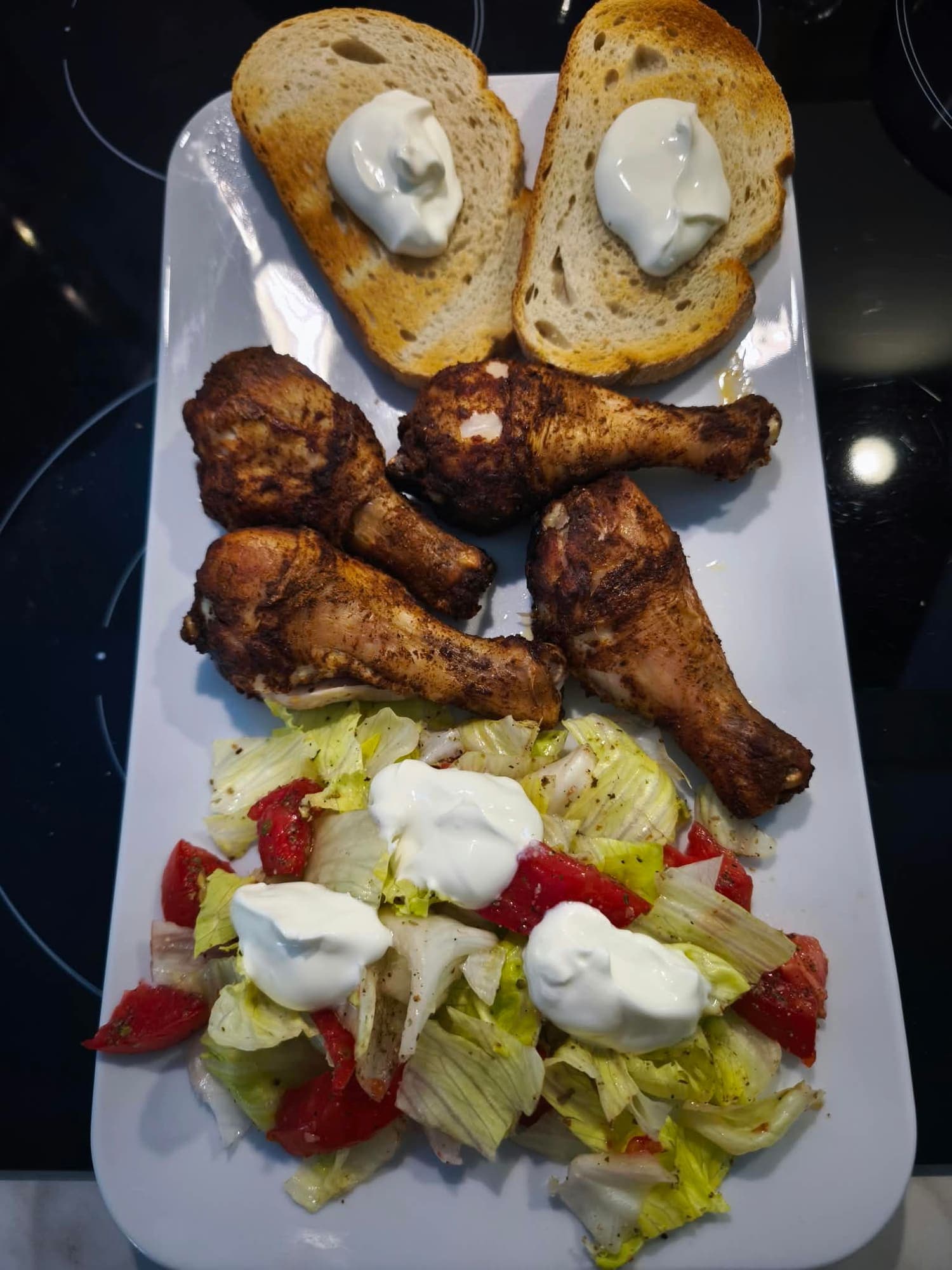 Pieczone podudzia z kurczaka z sałatą i pieczywem