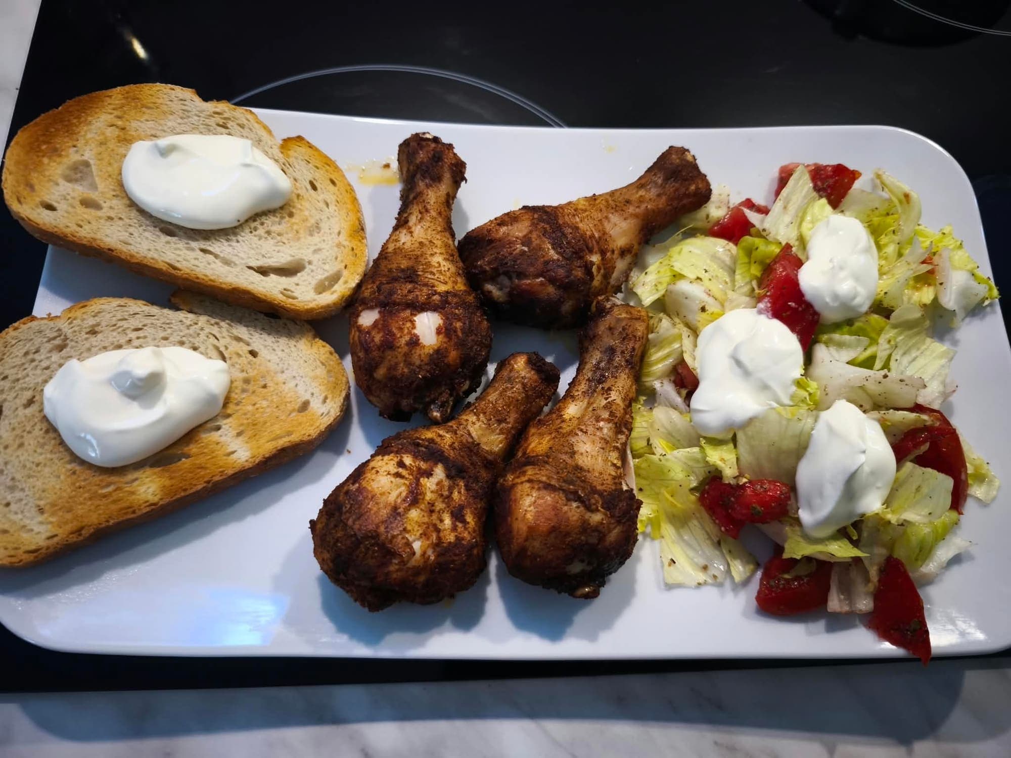 Pieczone podudzia z kurczaka z sałatą i pieczywem