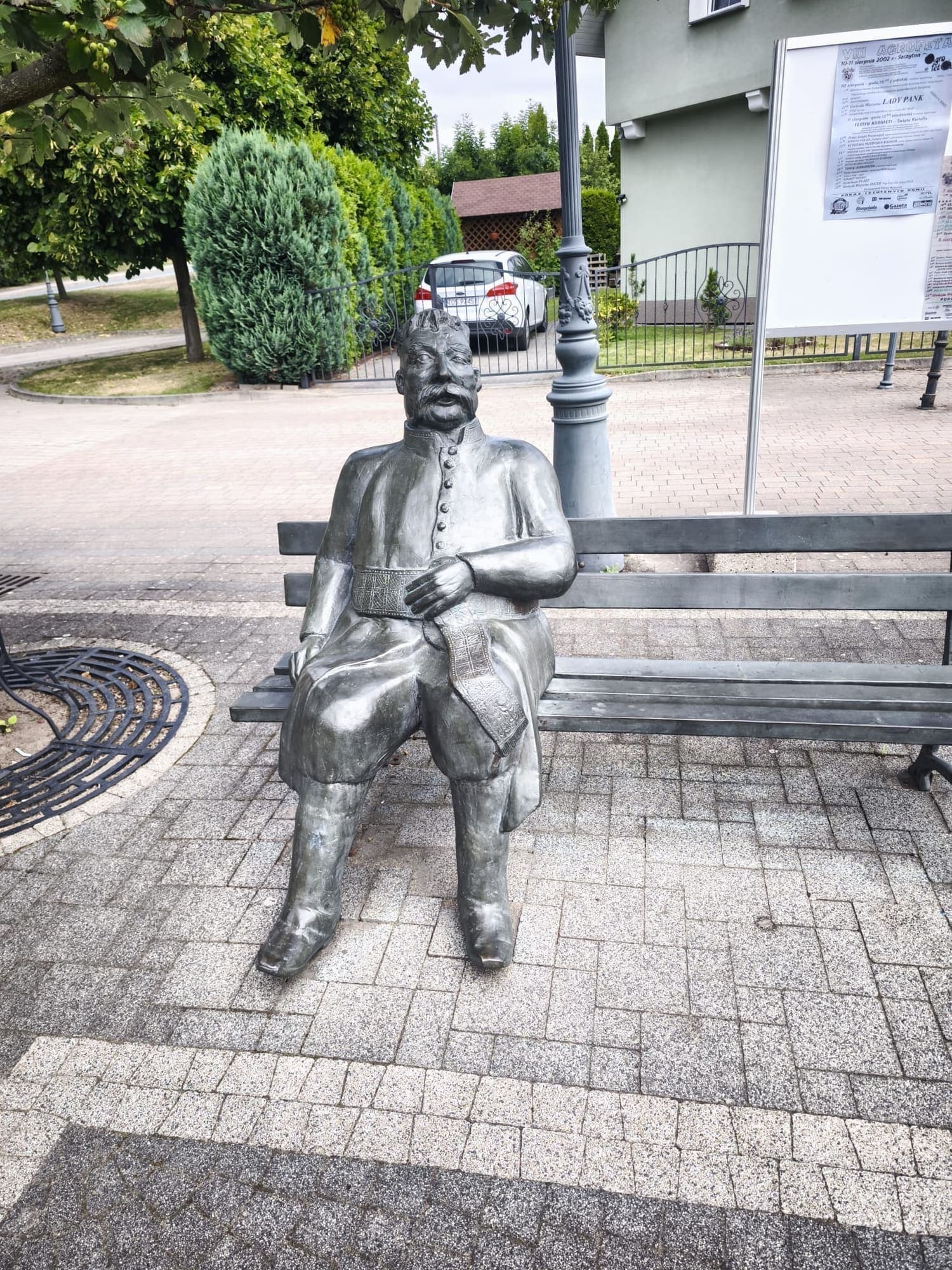 Figura w centrum Szczytnej